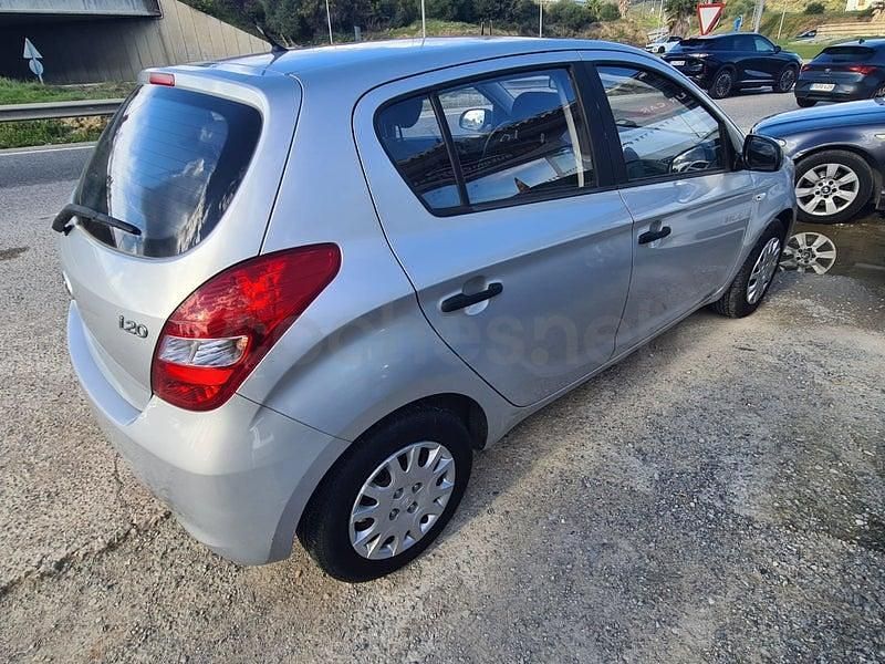 Usado Hyundai i20 85 CV (62 kW) 2012 Gris / plata Utilitario