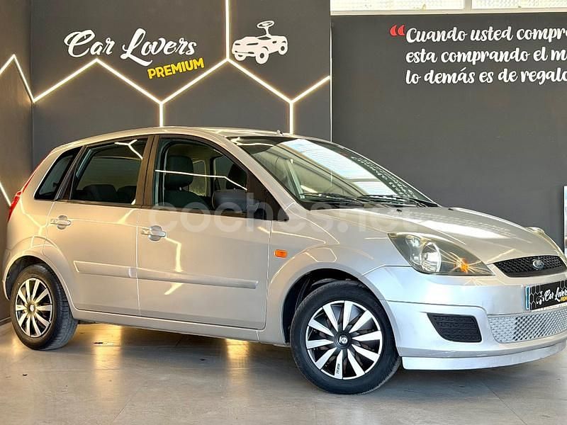 Usado Ford Fiesta Ambiente 70 CV (51 kW) 2007 Gris / plata Berlina