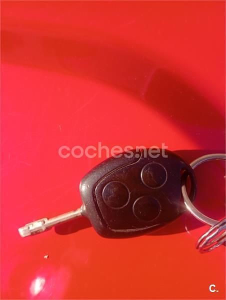 Usado Ford Fiesta Ambiente 68 CV (50 kW) 2008 Rojo Utilitario