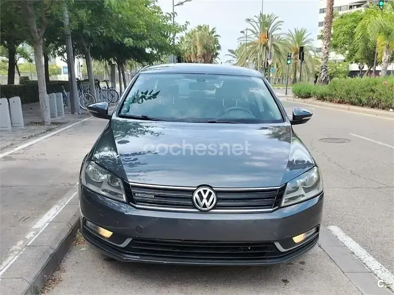 Usado VW Passat 105 CV (77 kW) 2013 Gris / plata Berlina