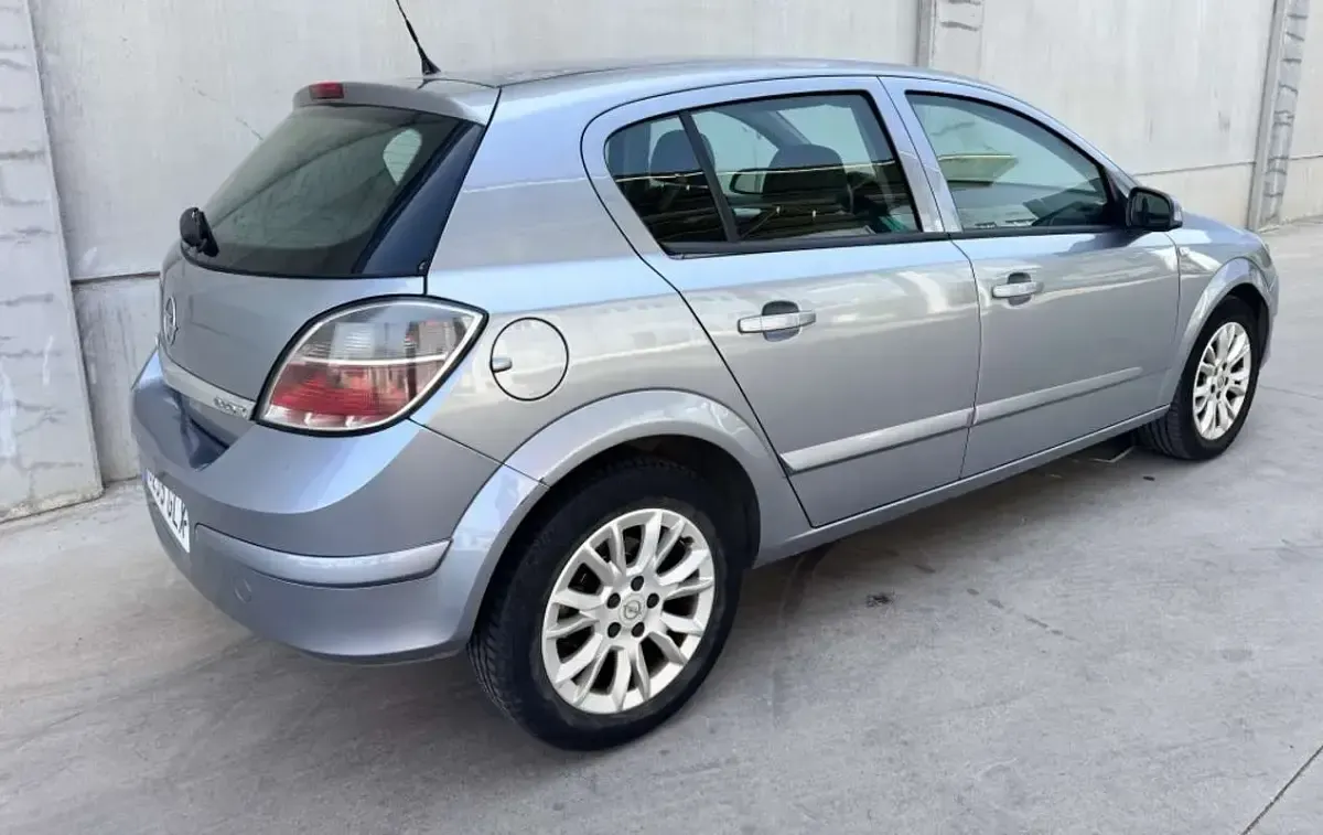 Usado Opel Astra Cosmo 110 CV (80 kW) 2009 Gris Utilitario