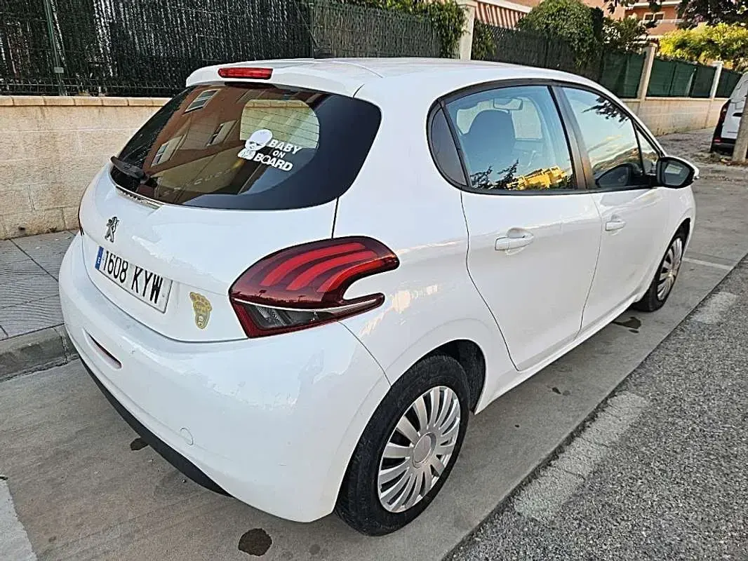 Usado Peugeot 208 Signature Sky 83 CV (61 kW) 2019 Blanco Utilitario