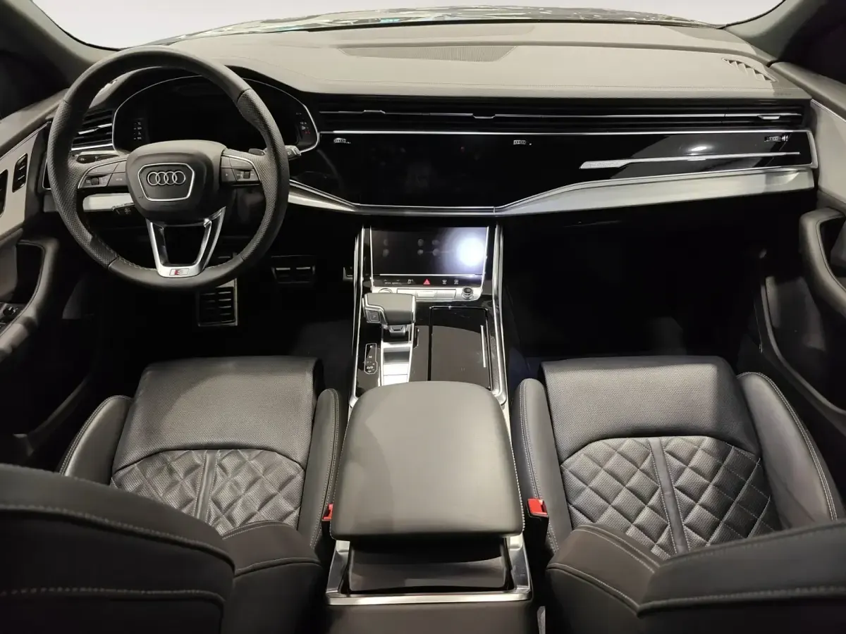 Usado Audi Q8 340 CV (250 kW) 2024 Gris/plata SUV