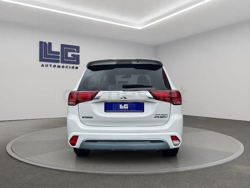 Usado Mitsubishi Outlander P-HEV Motion 224 CV (164 kW) 2019 Blanco SUV