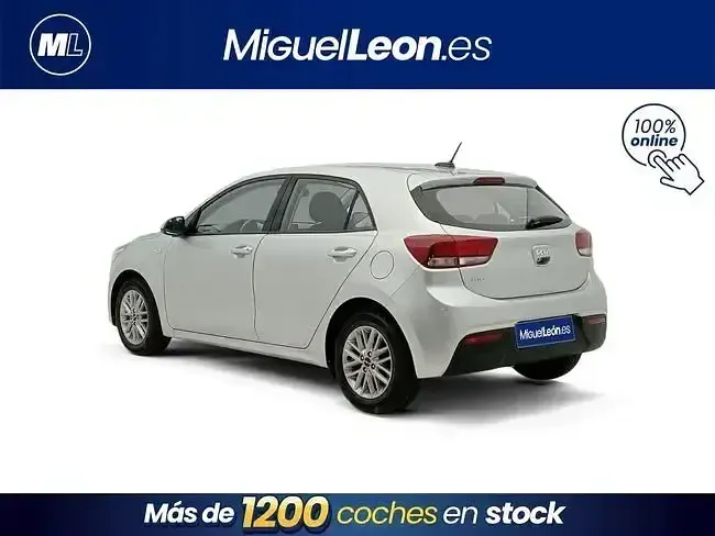 Usado Kia Rio 84 CV (61 kW) 2022 Gris Berlina
