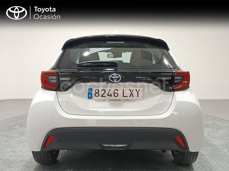 Usado Toyota Yaris Hybrid Active 116 CV (85 kW) 2022 Blanco Berlina