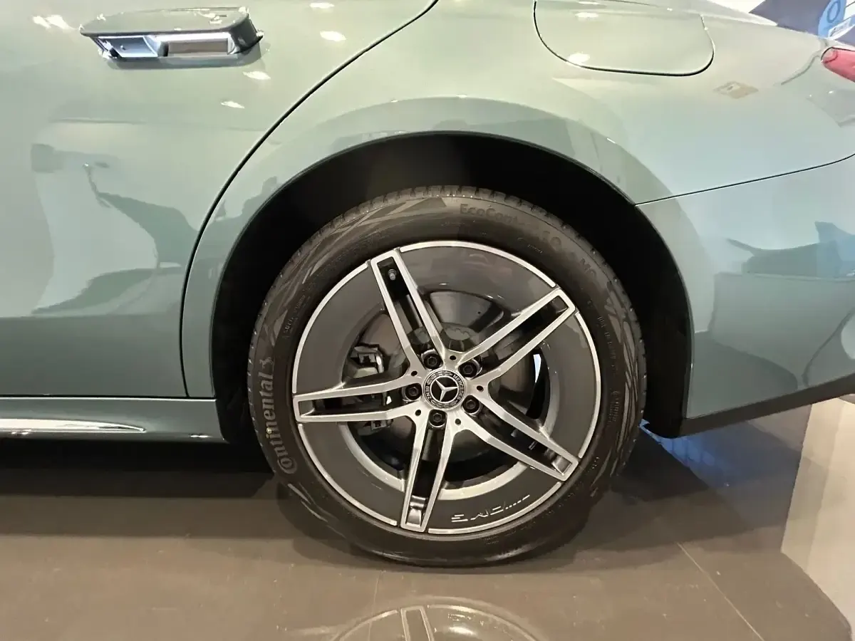 Nuevo Mercedes E300 313 CV (230 kW) 2026 Verde Berlina