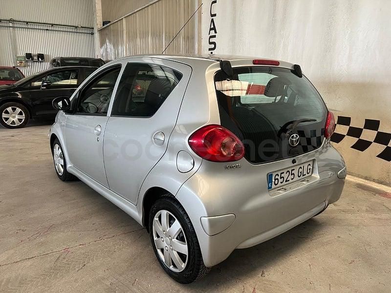 Usado Toyota Aygo 54 CV (39 kW) 2009 Gris / plata Utilitario