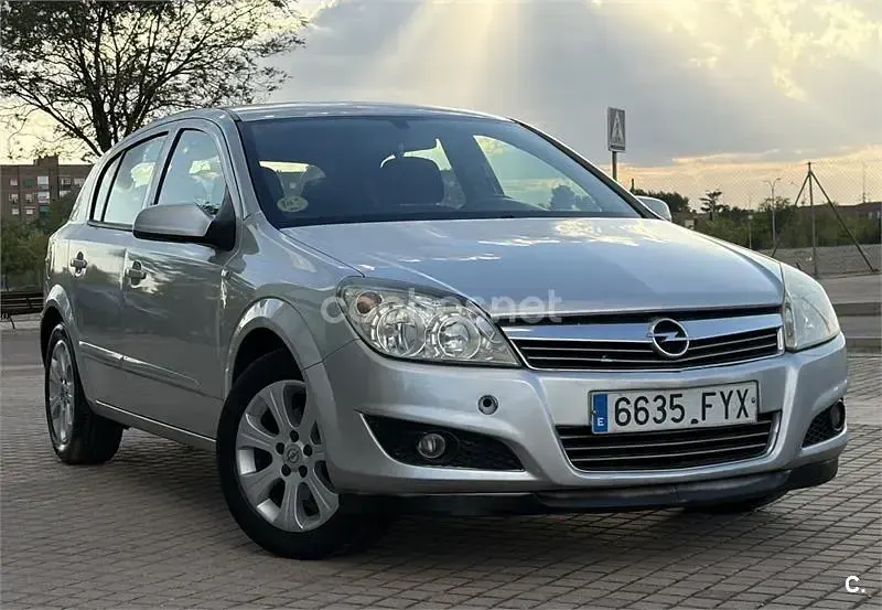Usado Opel Astra Cosmo 100 CV (73 kW) 2007 Gris / plata Berlina
