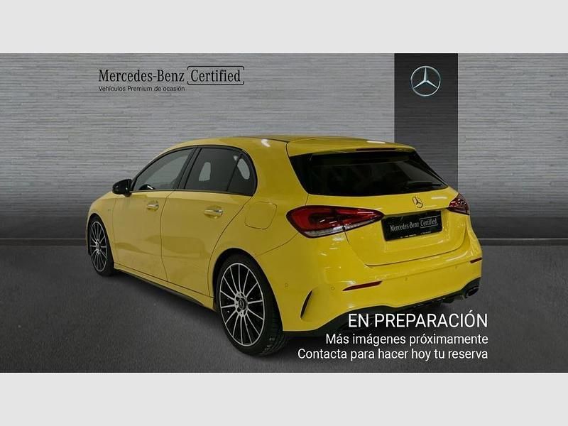 Usado Mercedes A180 AMG line 116 CV (85 kW) 2021 Blanco escarcha Utilitario
