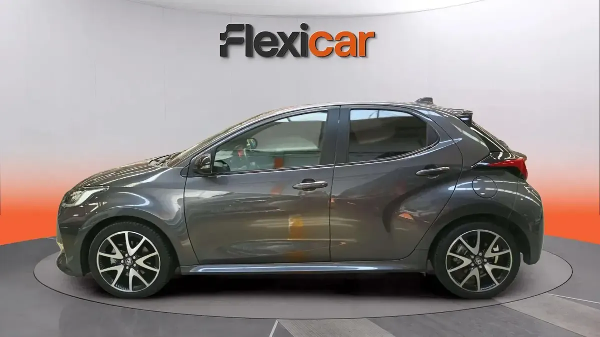 Usado Toyota Yaris Hybrid Active 116 CV (85 kW) 2022 Gris Berlina