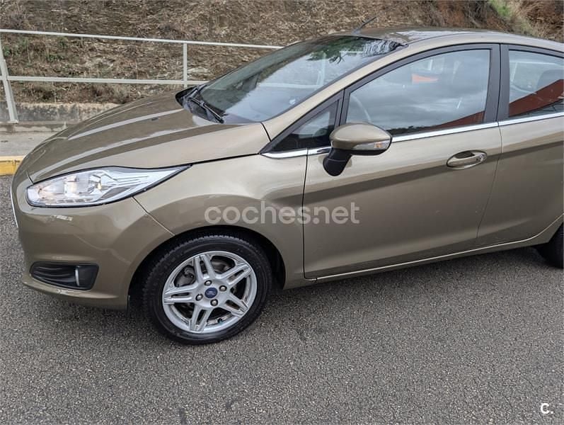 Marrón Usado 2014 Ford Fiesta Titanium Berlina | 7700 € - Imagen 1/4
