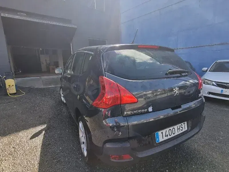 Usado Peugeot 3008 Active 115 CV (84 kW) 2013 Negro Familiar