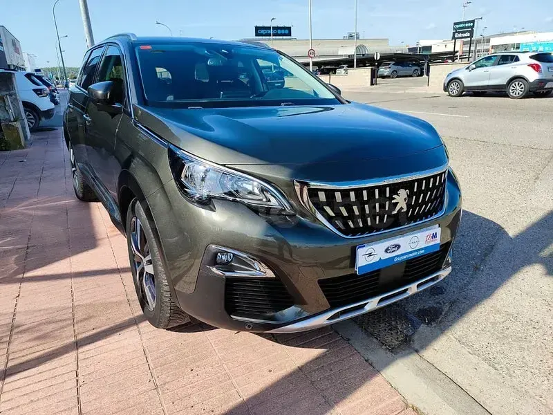 Usado Peugeot 5008 Allure 130 CV (95 kW) 2020 Verde SUV