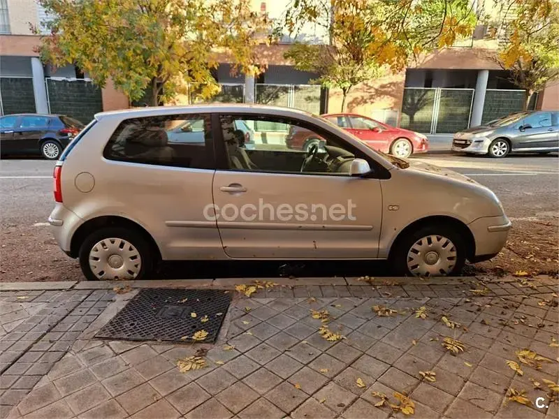 Usado VW Polo Trendline 75 CV (55 kW) 2004 Gris / plata Utilitario