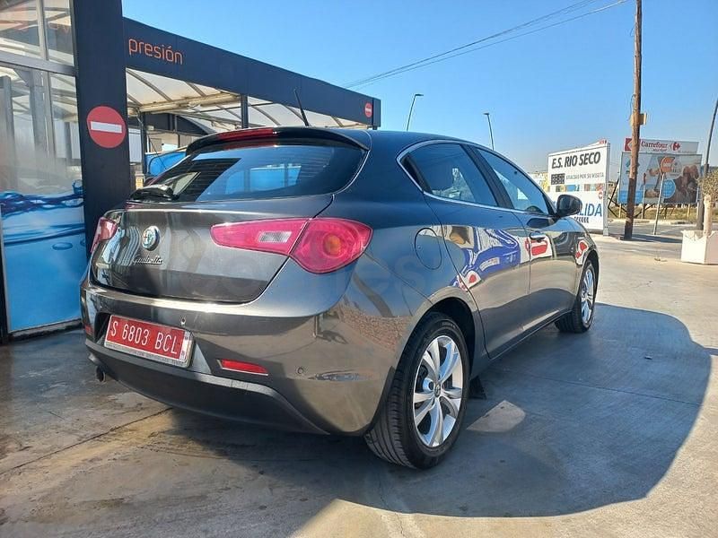 Usado Alfa Romeo Giulietta Distinctive 105 CV (77 kW) 2013 Gris / plata Utilitario