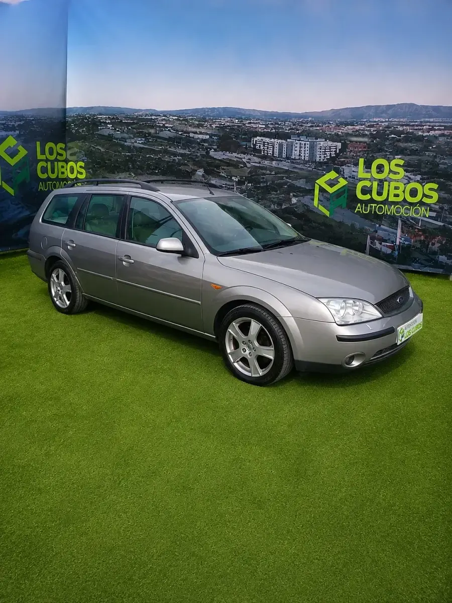Usado Ford Mondeo Ghia 145 CV (106 kW) 2002 Marrón
