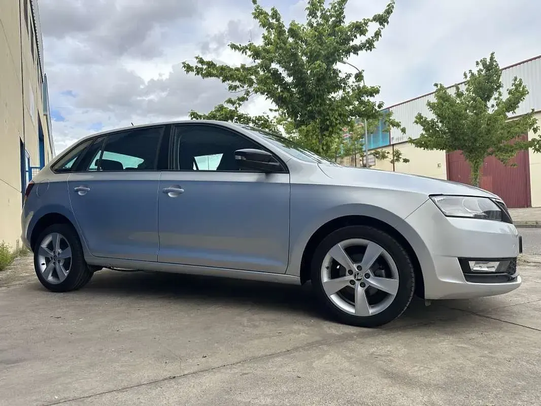 Usado Skoda Rapid Style 90 CV (66 kW) 2018 Gris Utilitario