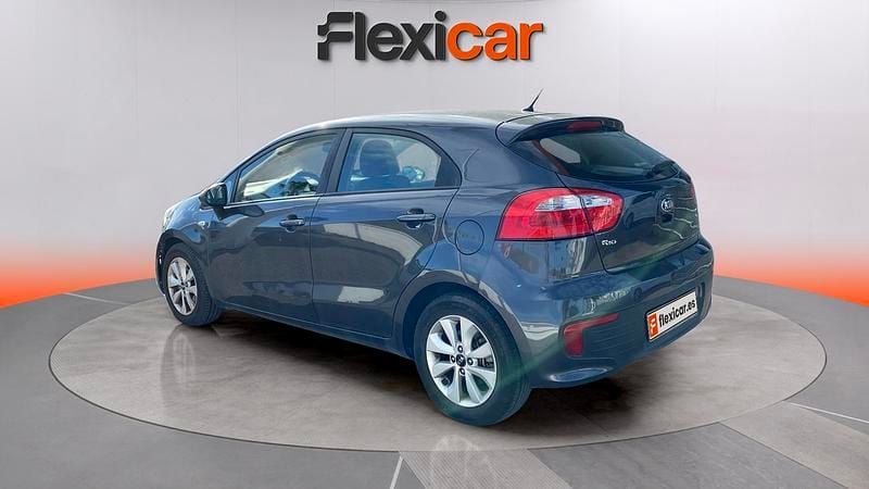 Usado Kia Rio 75 CV (55 kW) 2017 Gris Utilitario