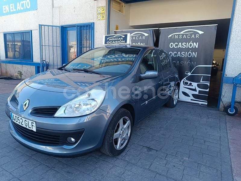 Gris / plata Usado 2009 Renault Clio II Authentique Berlina | 4700 € (Un poco caro) - Imagen 1/4