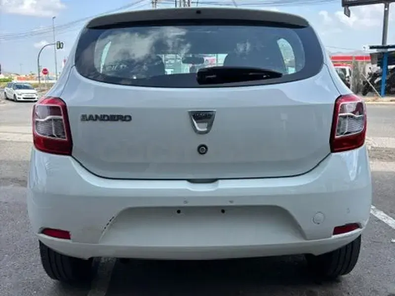 Usado Dacia Sandero Lauréate 75 CV (55 kW) 2016 Blanco Berlina