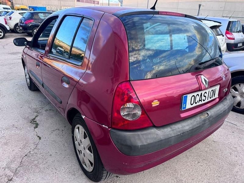 Usado Renault Clio II Campus 85 CV (62 kW) 2004 Rojo Berlina
