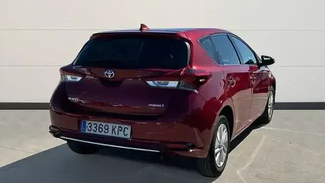 Usado Toyota Auris Advance 136 CV (100 kW) 2018 Rojo