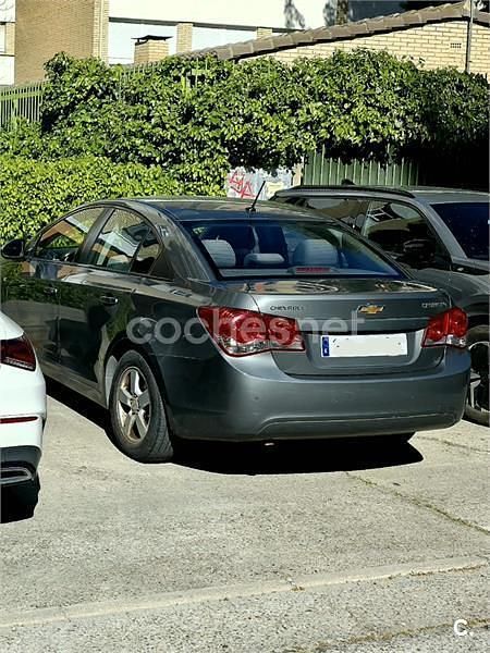 Usado Chevrolet Cruze LS 113 CV (83 kW) 2011 Gris / plata Berlina