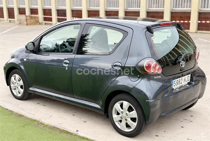 Usado Toyota Yaris Active 69 CV (50 kW) 2013 Gris / plata Utilitario