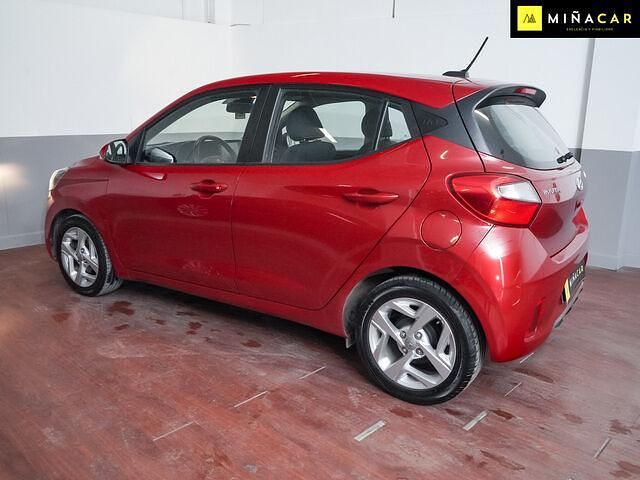 Usado Hyundai i10 67 CV (49 kW) 2022 Rojo Utilitario