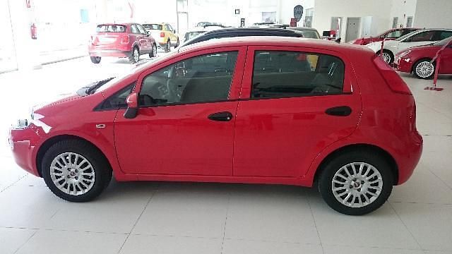 Usado Fiat Punto Pop 75 CV (55 kW) 2015 Rojo Utilitario