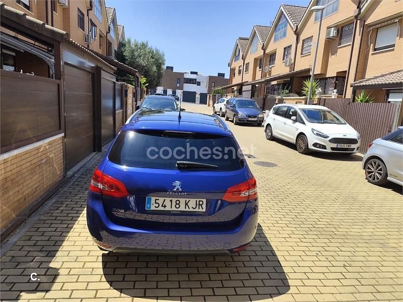 Usado Peugeot 308 SW Allure 120 CV (88 kW) 2018 Azul Familiar