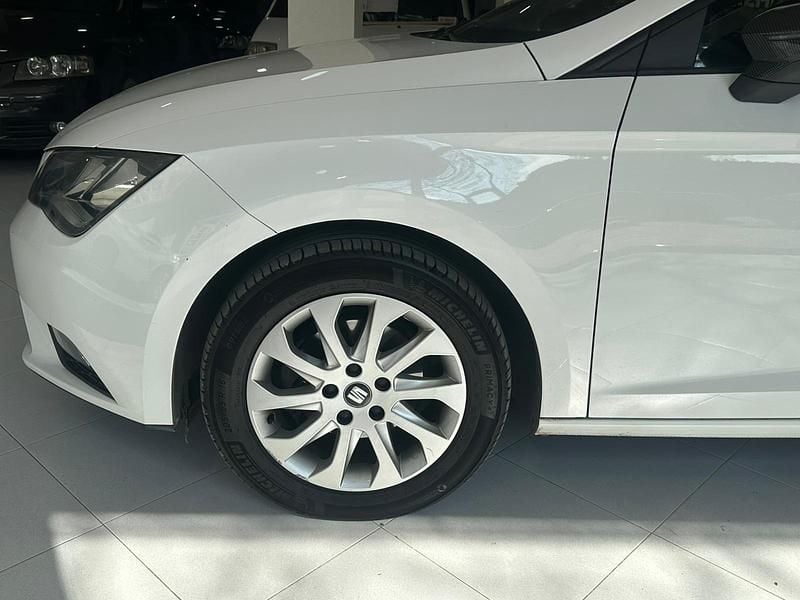 Usado Seat Leon Style 105 CV (77 kW) 2015 Blanco Familiar
