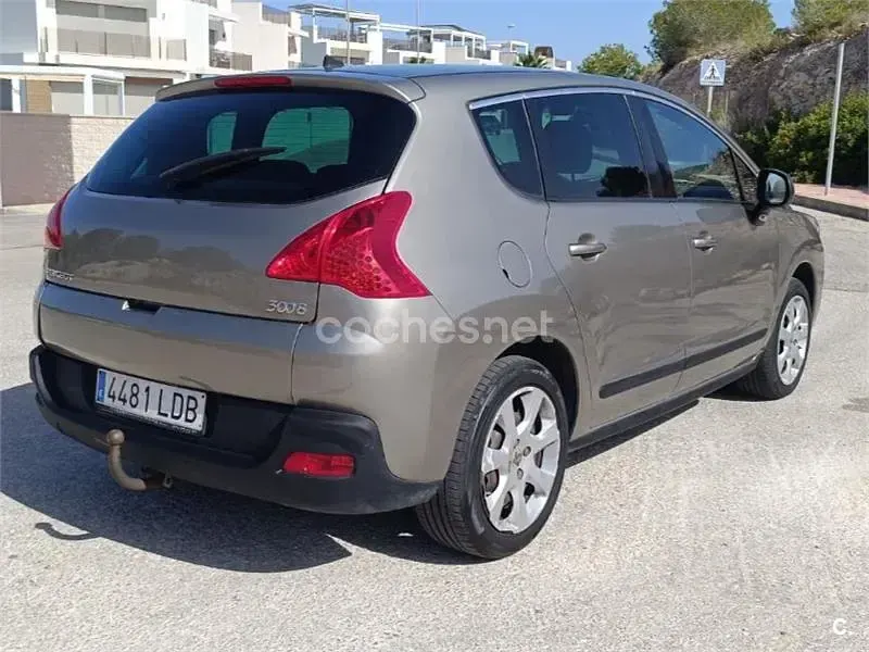 Usado Peugeot 3008 Premium 112 CV (82 kW) 2010 Beige Familiar
