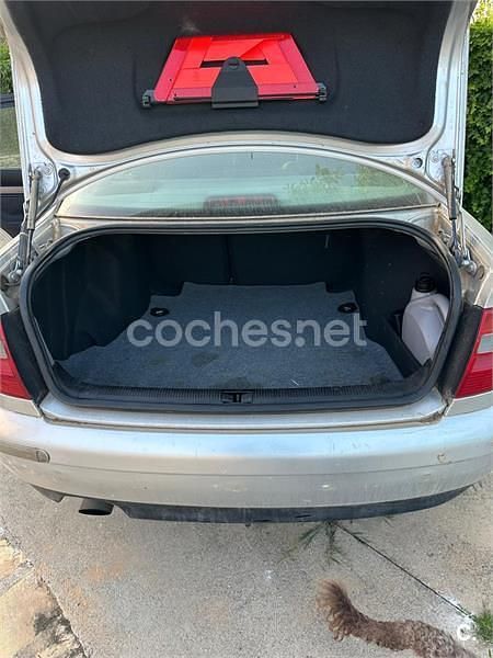 Usado Audi A4 125 HP (91 kW) 1999 Cinzento Sedan