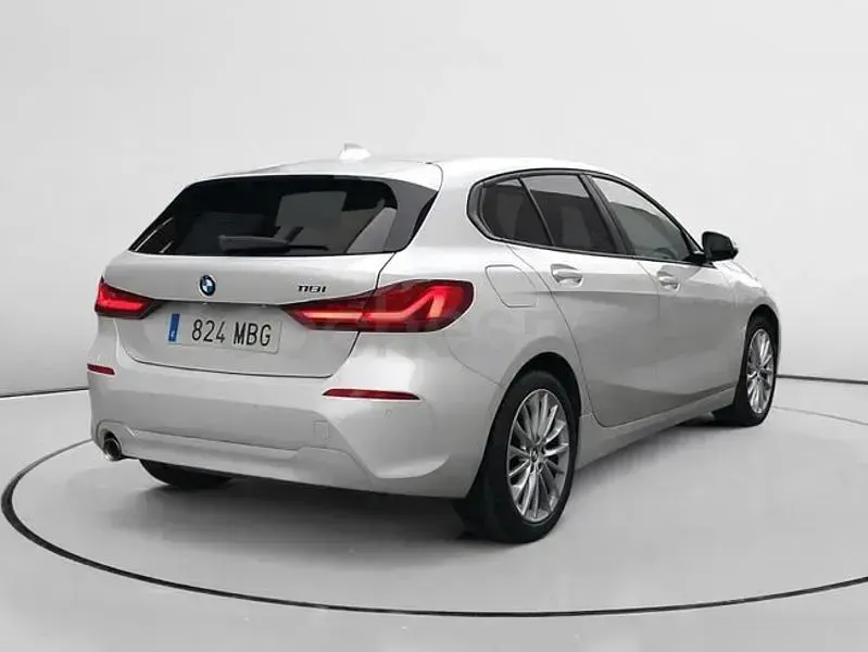 Usado BMW 118 Comfort Edition 140 CV (102 kW) 2022 Gris / plata Utilitario