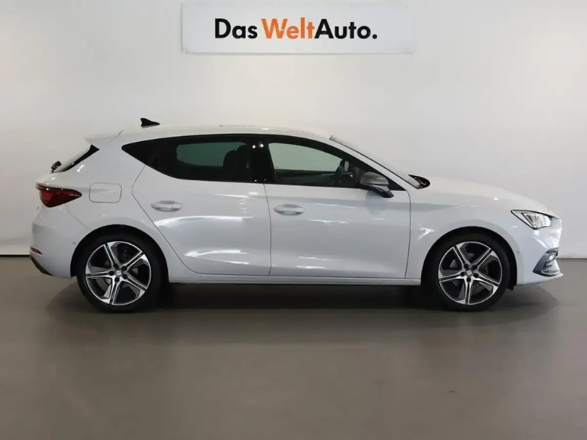 Usado Seat Leon FR 115 CV (84 kW) 2025 Blanco