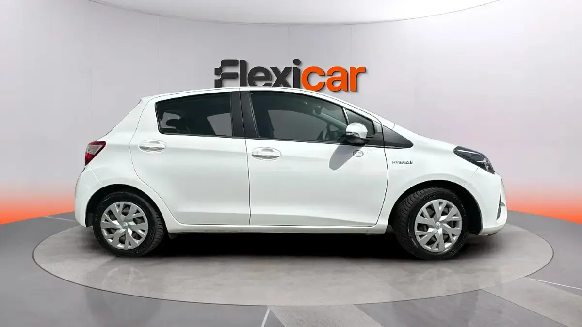Usado Toyota Yaris Hybrid Business Edition 116 CV (85 kW) 2020 Blanco Berlina