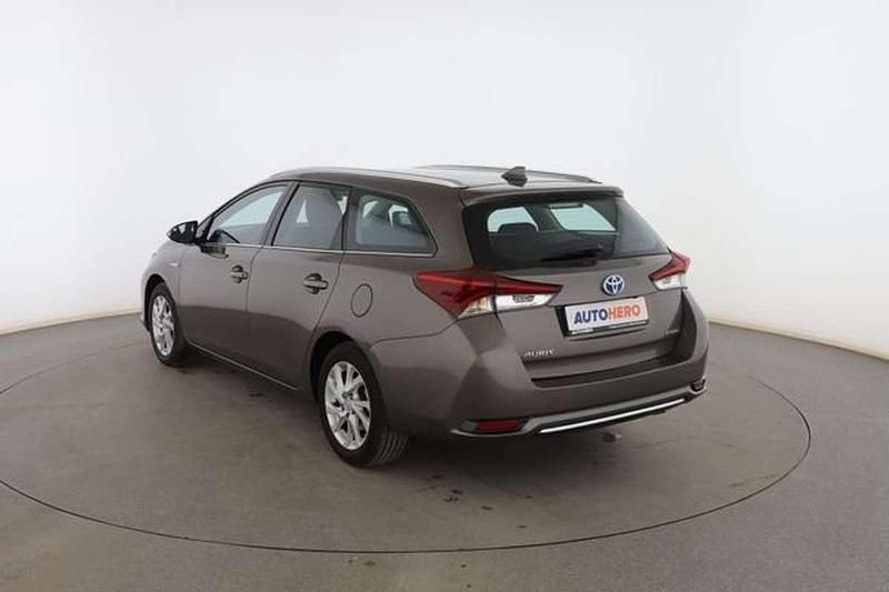 Usado Toyota Auris Hybrid Business Edition 136 CV (100 kW) 2018 Gris Utilitario