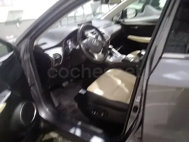 Usado Lexus NX300h Executive Line 197 CV (144 kW) 2019 Gris / plata SUV