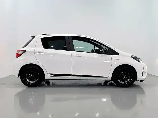 Gebraucht Toyota Yaris Hybrid Sport 100 PS (73 kW) 2019 Weiß Limousine
