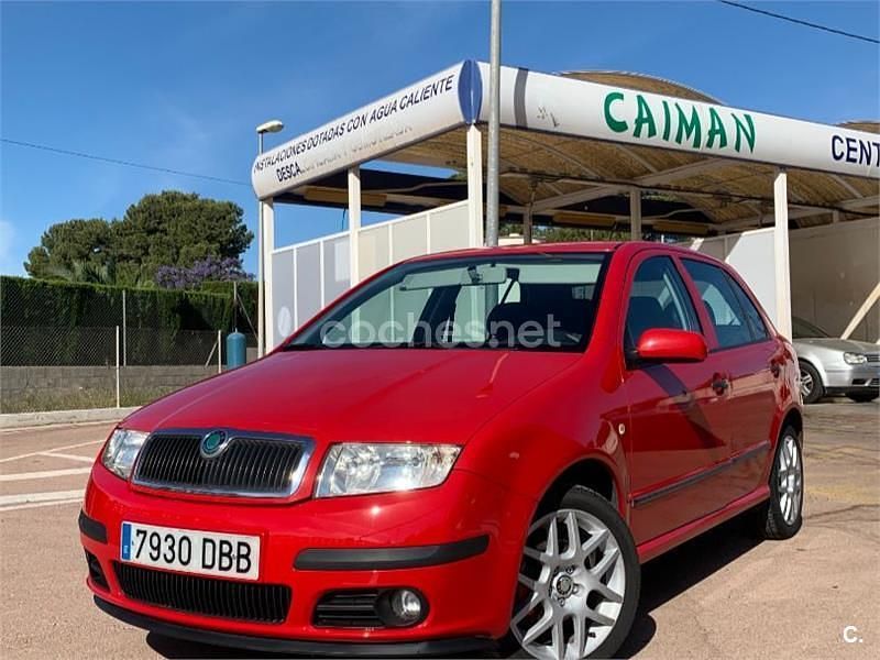 Rojo Usado 2004 Skoda Fabia Comfort Berlina | 3490 € (Precio justo) - Imagen 1/4