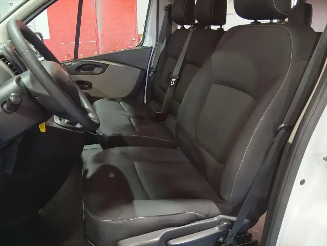 Usado Renault Trafic 114 CV (83 kW) 2015 Blanco Monovolumen