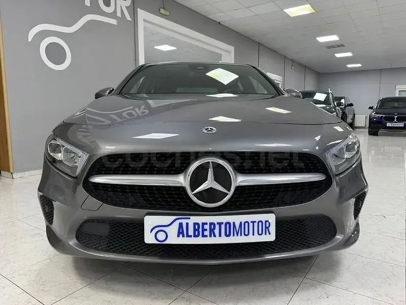 Usado Mercedes A180 116 CV (85 kW) 2022 Gris / plata Berlina