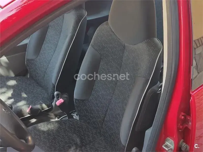 Usado Peugeot 107 68 CV (50 kW) 2010 Rojo Utilitario