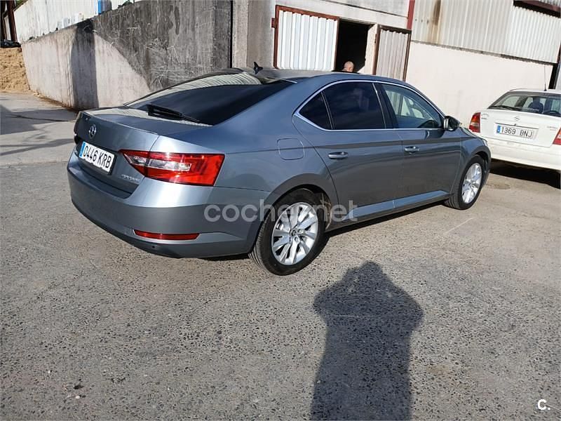 Usado Skoda Superb Active 150 CV (110 kW) 2018 Gris / plata Berlina