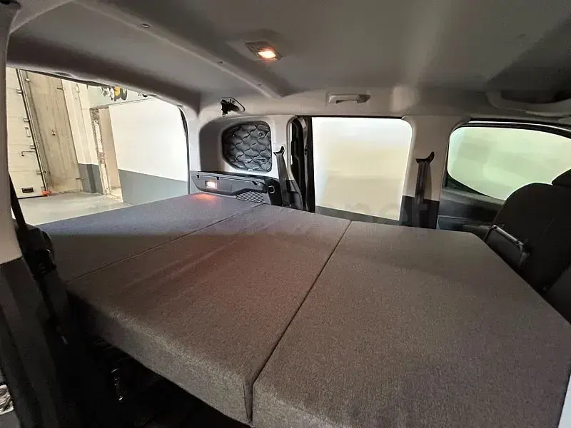 Usado Citroën e-Berlingo Shine 102 CV (75 kW) 2021 Gris / plata Monovolumen