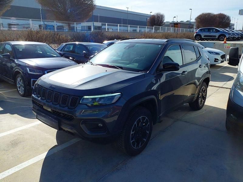 Usado Jeep Compass Trailhawk 240 CV (176 kW) 2022 Gris / plata SUV