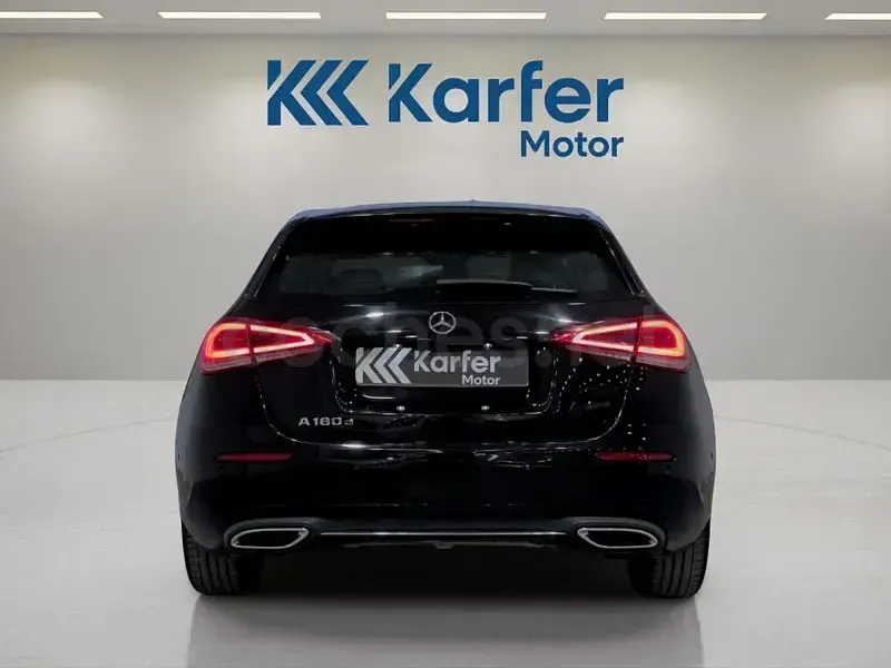 Usado Mercedes A180 116 CV (85 kW) 2019 Negro Berlina