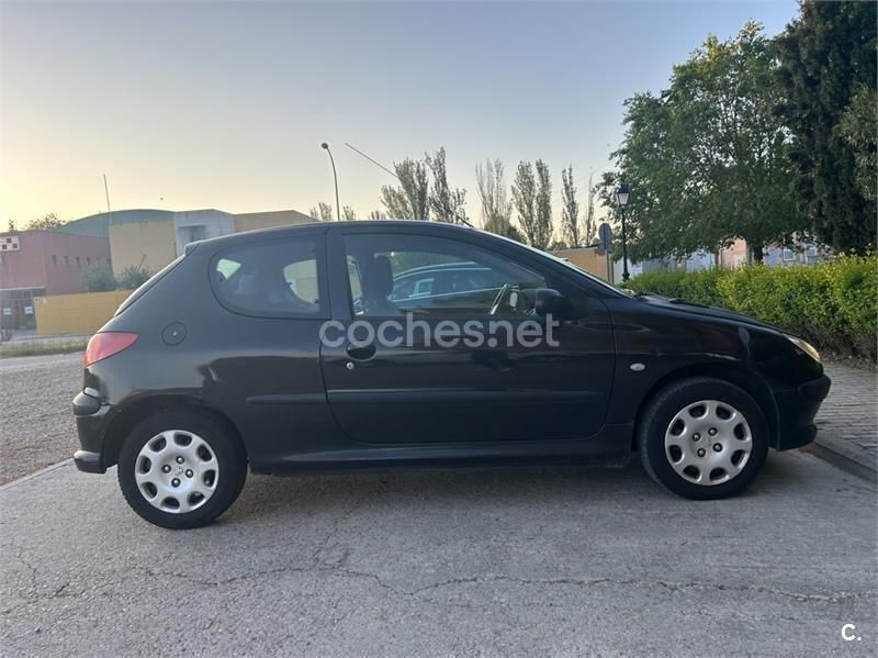 Negro Usado 2004 Peugeot 206 Berlina | 2000 € (Buen precio) - Imagen 1/4